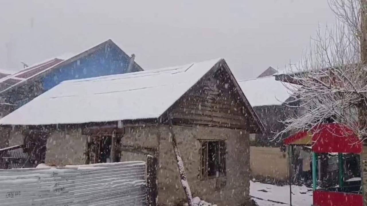 ammu Kashmir: Coldest night of the season in Srinagar, temperature dropped to minus 1.2 degrees Celsius.