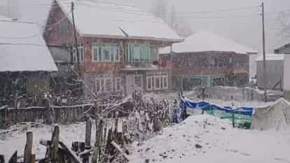 Cold increased with dry weather in Jammu and Kashmir mercury below zero in Gulmarg Pahalgam and Leh