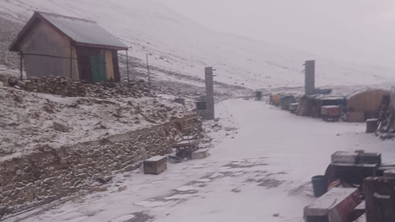 J&K Weather Kashmir snowflow, up to 5 inches of snowfall in Gulmarg and Sonmarg