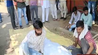 Harda: Family members create ruckus at Collector's residence with farmer's body