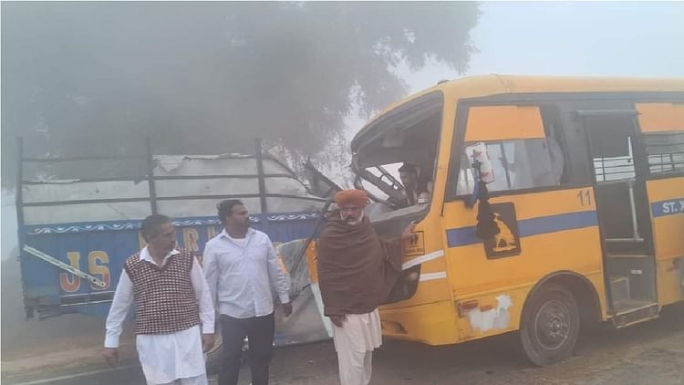 Haryana: सिरसा के गांव चेकरिया के पास स्कूल बस ने ट्रैक्टर ट्रॉली को मारी टक्कर, बड़ा हादसा टला