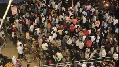 वाराणसी के तुलसी घाट पर लेजर शो देखने को उमड़ी भीड़।