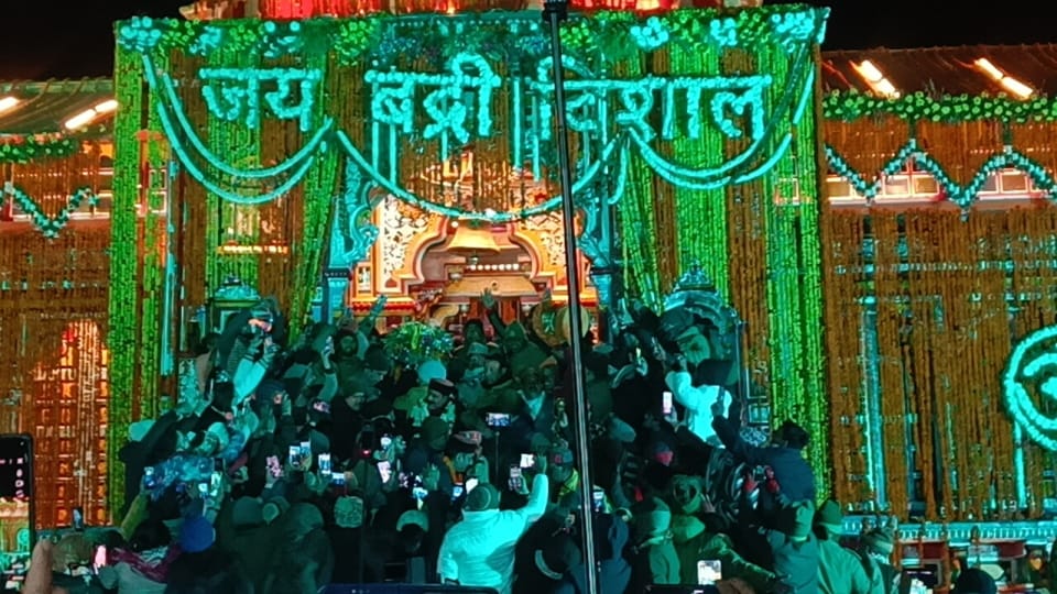 Chardham Yatra 2024 Badrinath Dham Door closed Today Huge Crowd of Devotees Photos