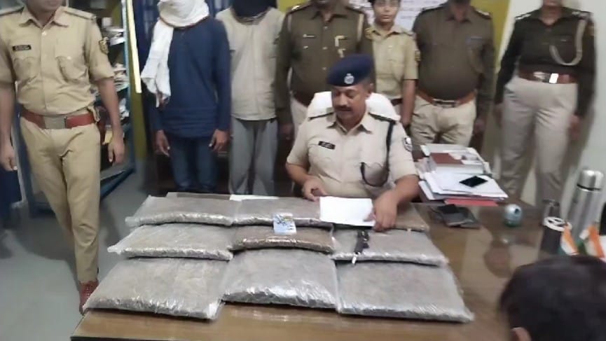 पुलिस की गिरफ्त में आरोपी और बरामद गांजा