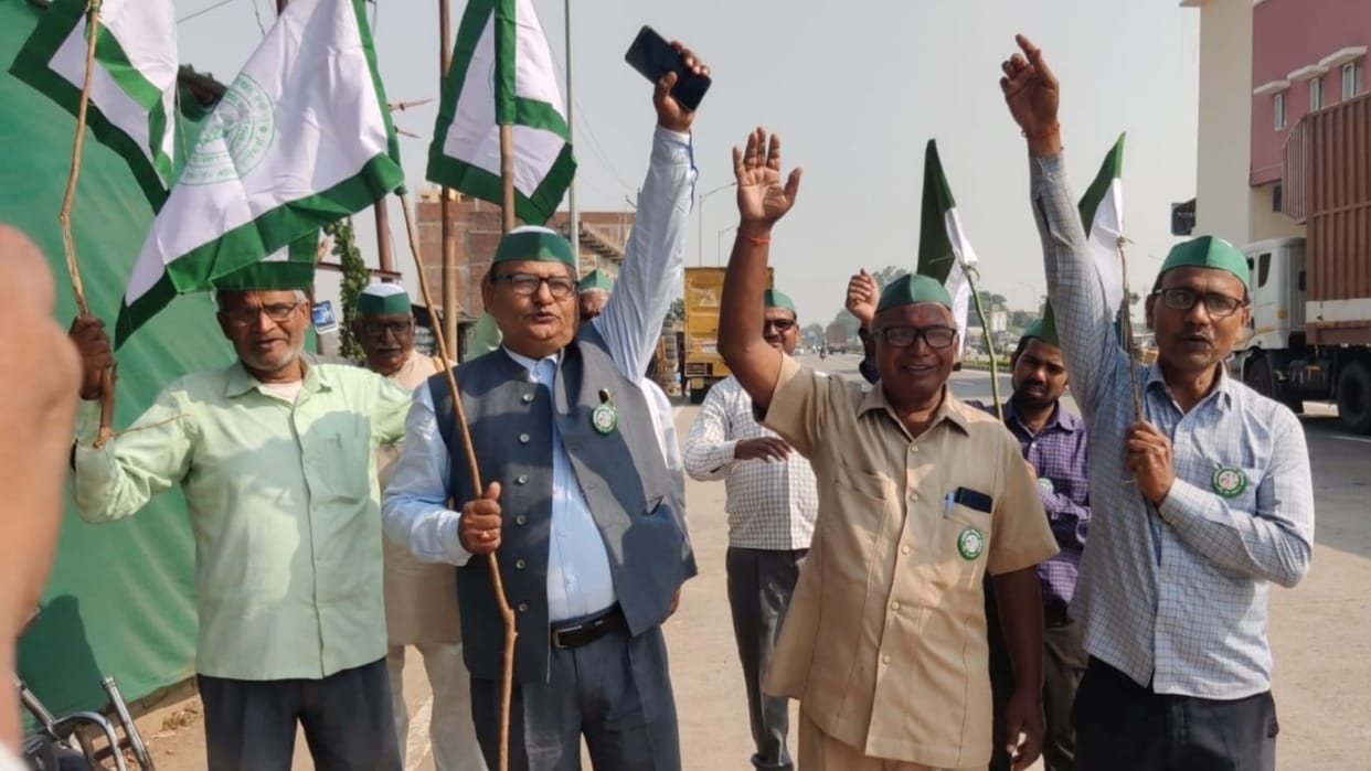 Protest against toll plaza Farmer leaders protested in Bhadohi said rules violated gave warning