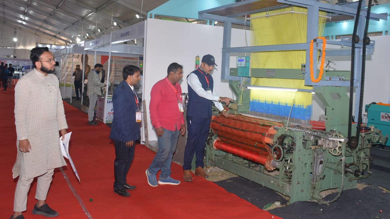 Varanasi News Weavers prepare five sarees in 24 hours using electronic jacquard art machines in vogue