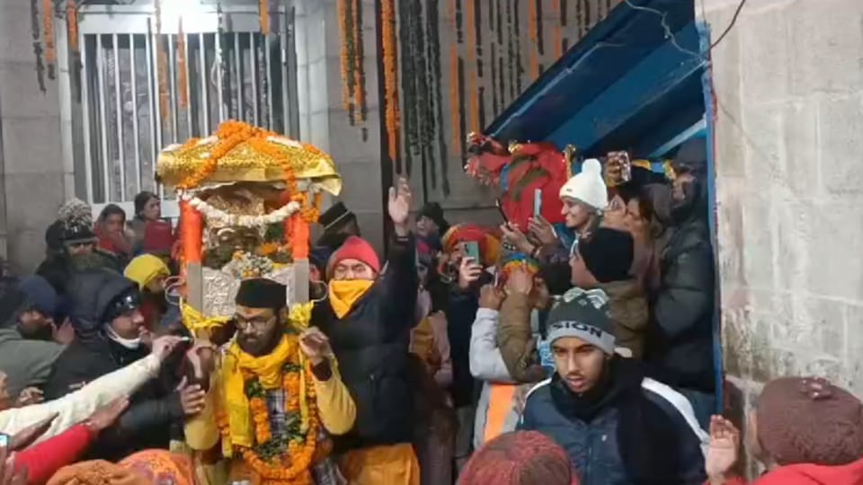 Chardham Yatra 2024 Badrinath Dham Door closed Today Huge Crowd of Devotees Photos