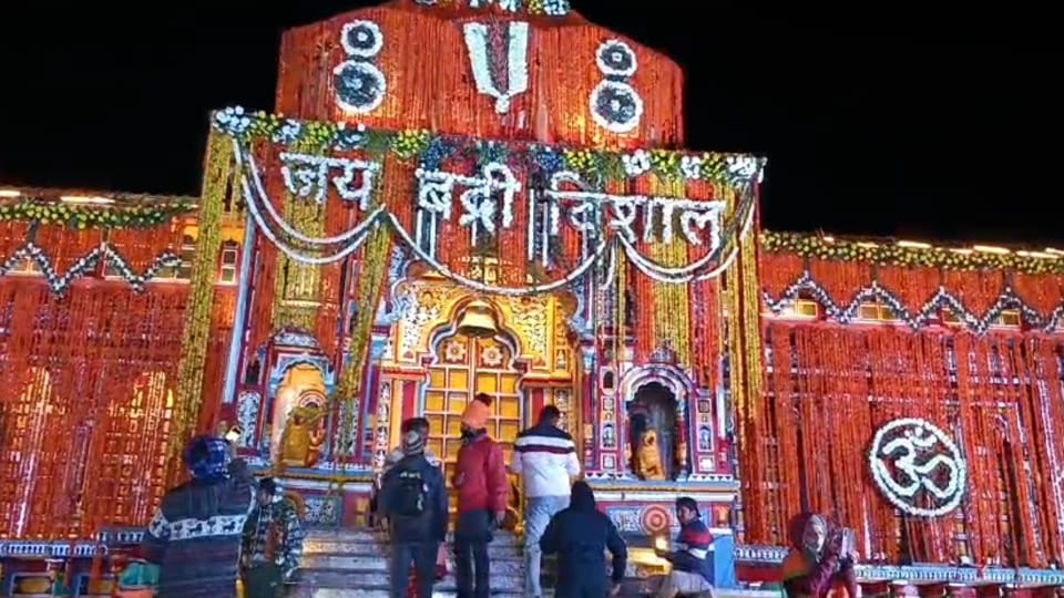 Chardham Yatra 2024 Badrinath Dham Door closed Today Huge Crowd of Devotees Photos