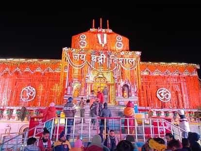 जय बदरी विशाल: कपाट बंद होने पर जयकारों से गूंजा धाम, 10 हजार श्रद्धालु बने पावन पल के साक्षी, तस्वीरें Chardham Yatra 2024 Badrinath Dham Door closed Today Huge Crowd of Devotees Photos