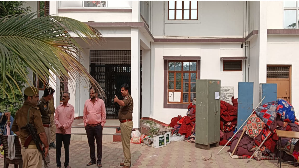 Three child molesters escaped from the juvenile home in Gorakhpur at night, two were caught in the morning.