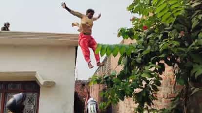girl jumped from roof in front of police In Gonda Akhilesh Yadav verbally attacked CM Yogi