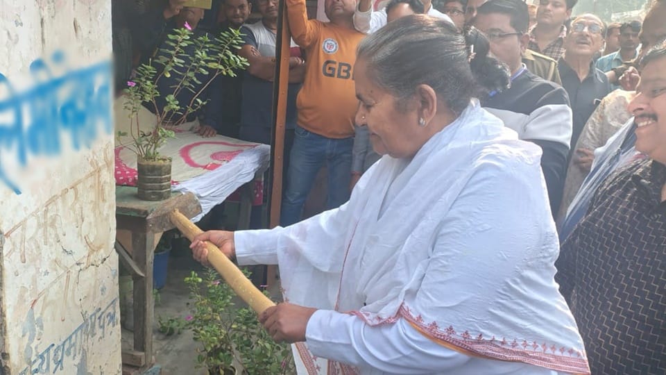 UP: Minister Gulab Devi used a hammer on her father's shop which was under encroachment