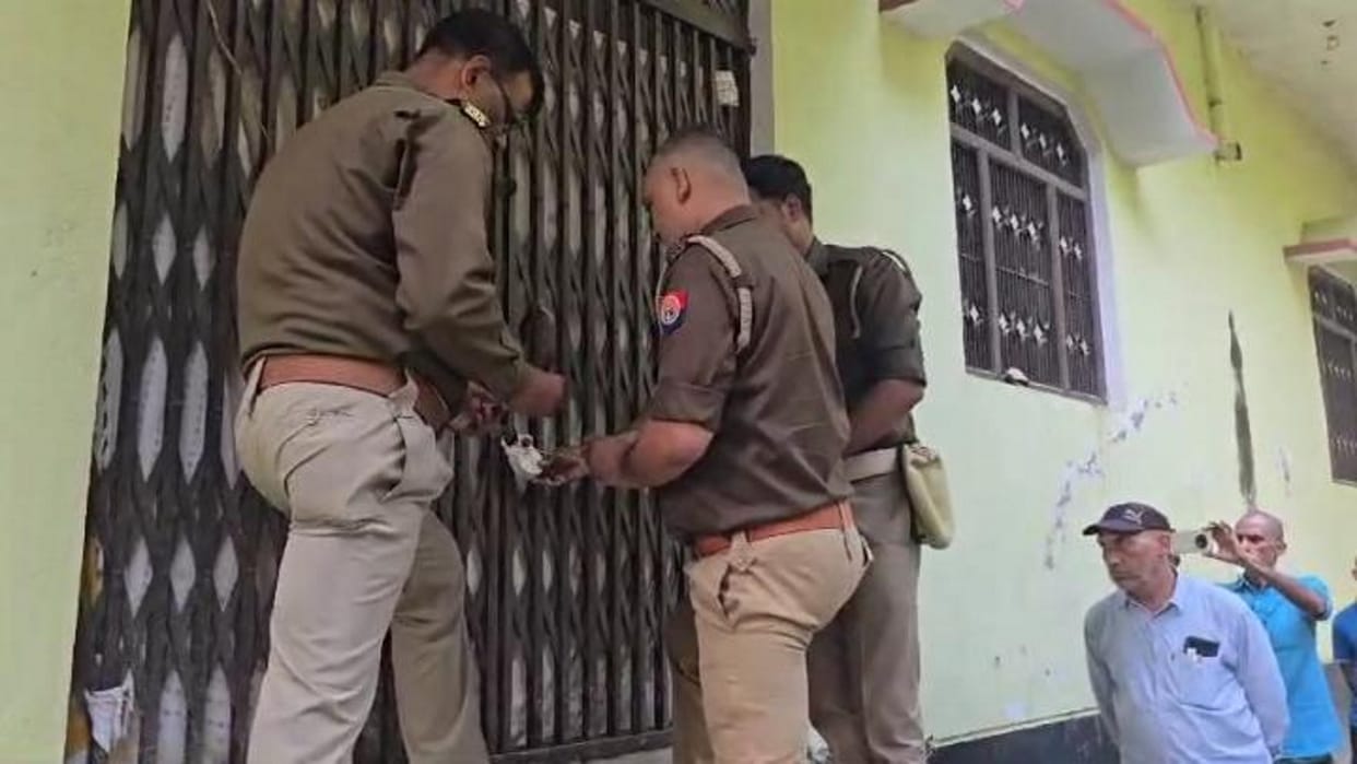 Uncle-nephew murder case: Police sealed the house of murder accused, the house is built on disputed land