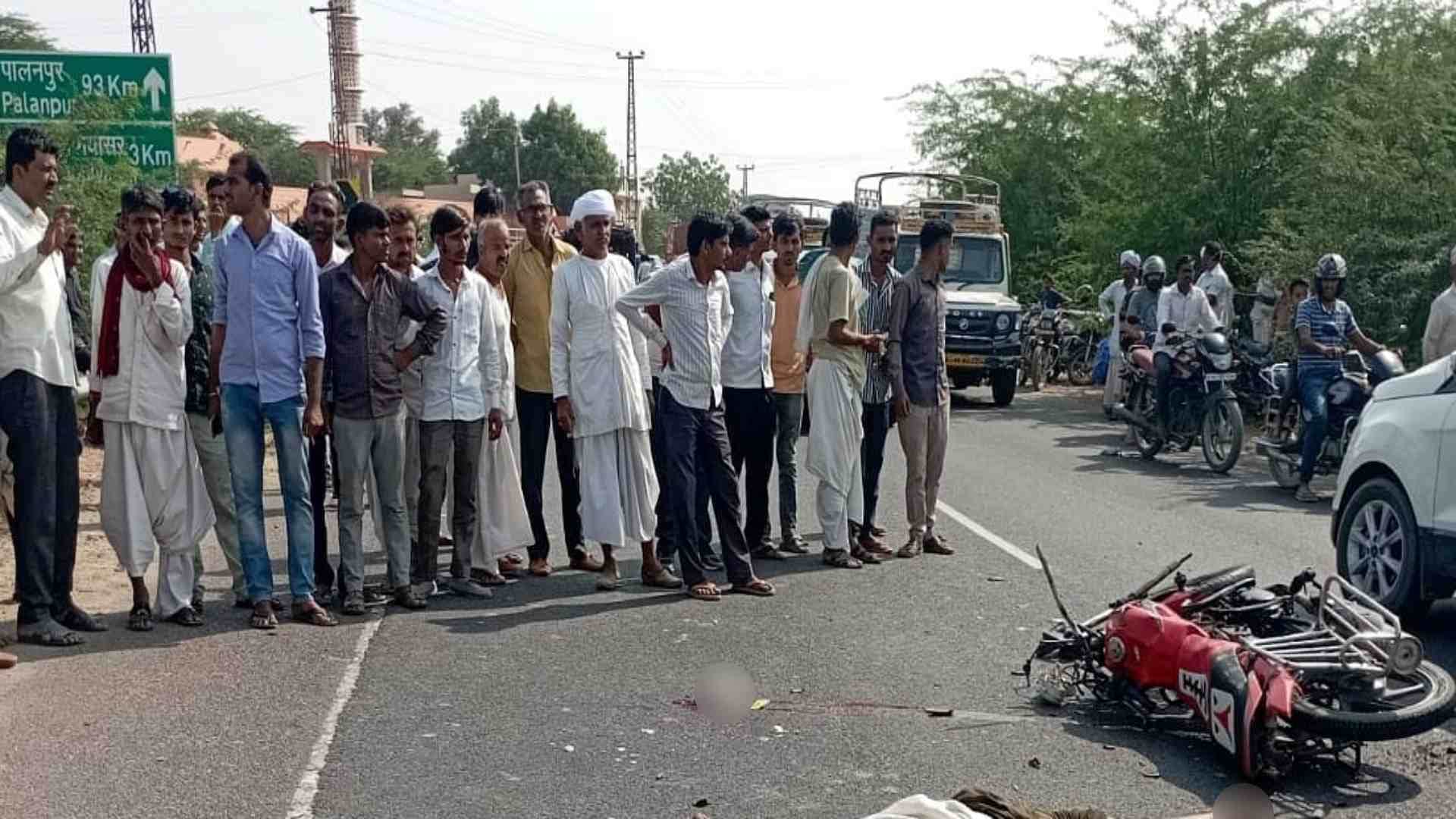 हादसे के बाद मौके पर पहुंचे लोग।