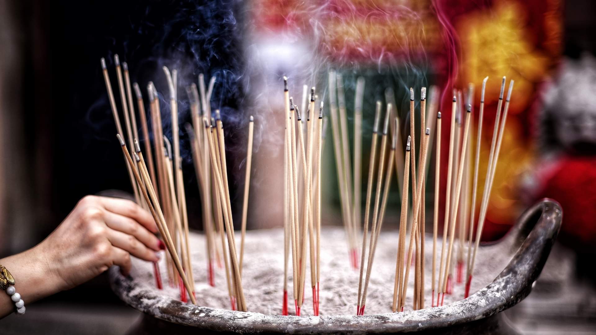 Importance of burning Agarbatti in puja know kitni agarbatti jalaye