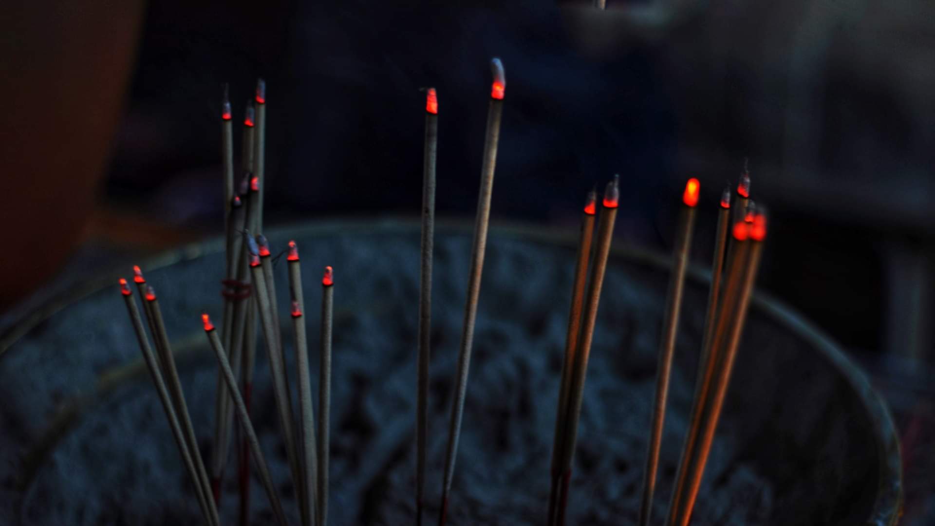 Importance of burning Agarbatti in puja know kitni agarbatti jalaye