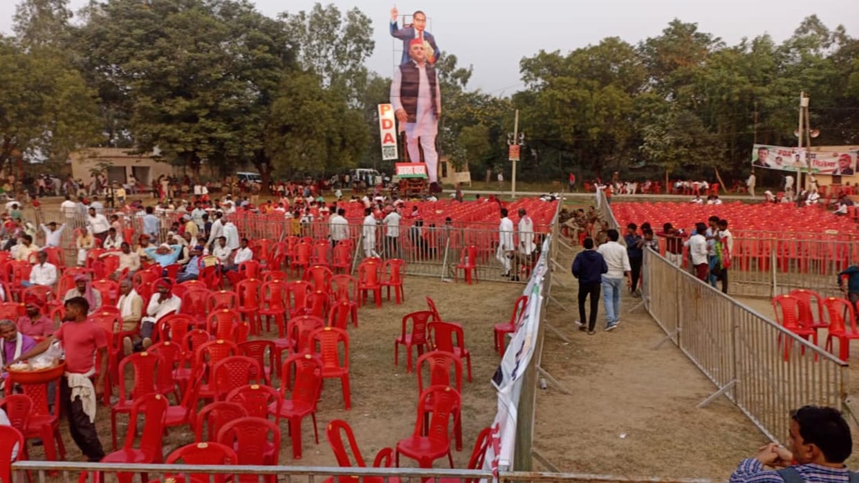 Akhilesh reach public meeting many hours late Chairs empty workers disappointed seek votes in Majhawan