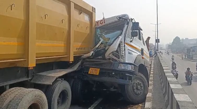 Kanpur Accident Accident on flyover trolley rams into parked dumper driver and conductor die