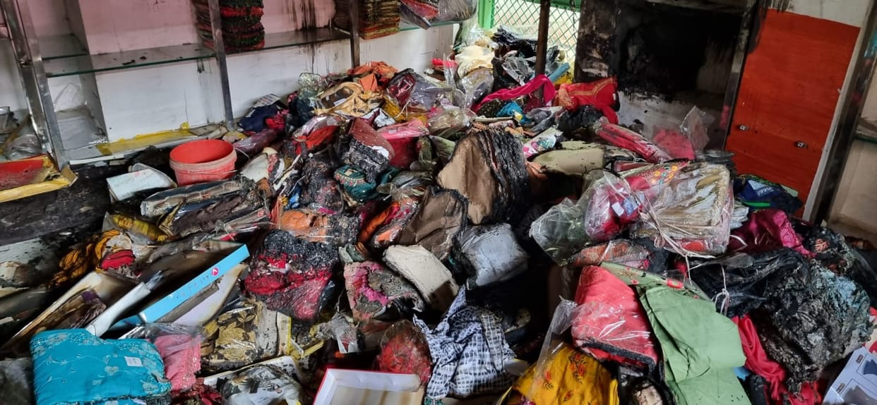 Jalaun Fire Fire broke out in a saree shop people were able to control it by starting their own submersibles