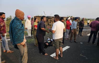 Mandsaur News: Tourist vehicle going from Gujarat to Ayodhya overturns 1 dead and 4 injured