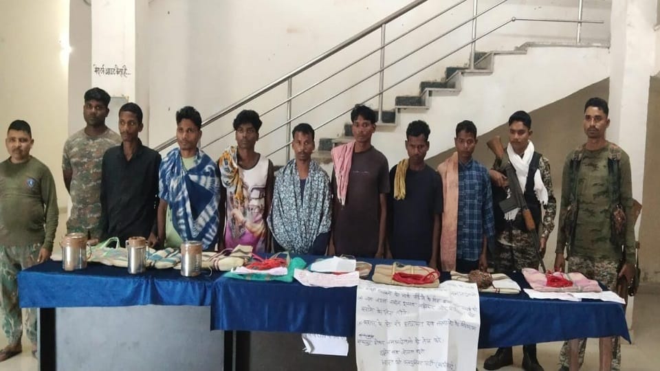 पुलिस की गिरफ्त में नक्सली