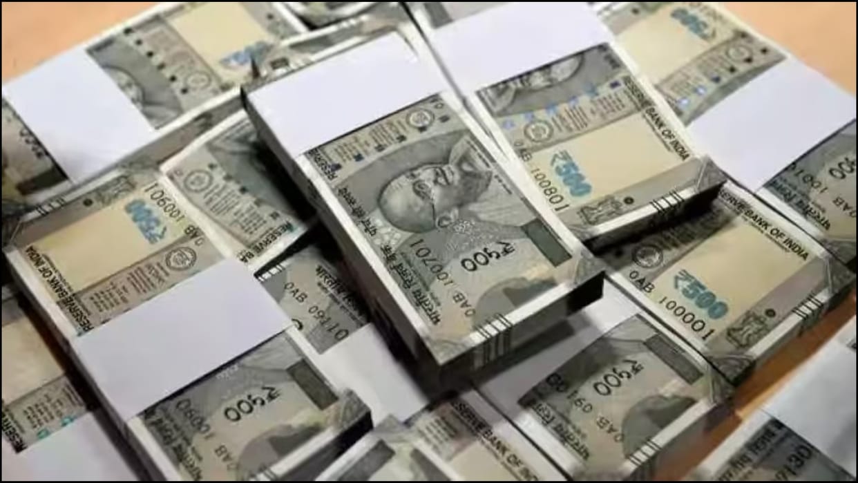 In Odisha Over twenty Lakh Cash Found Inside Heap Of Cow Dung news in hindi