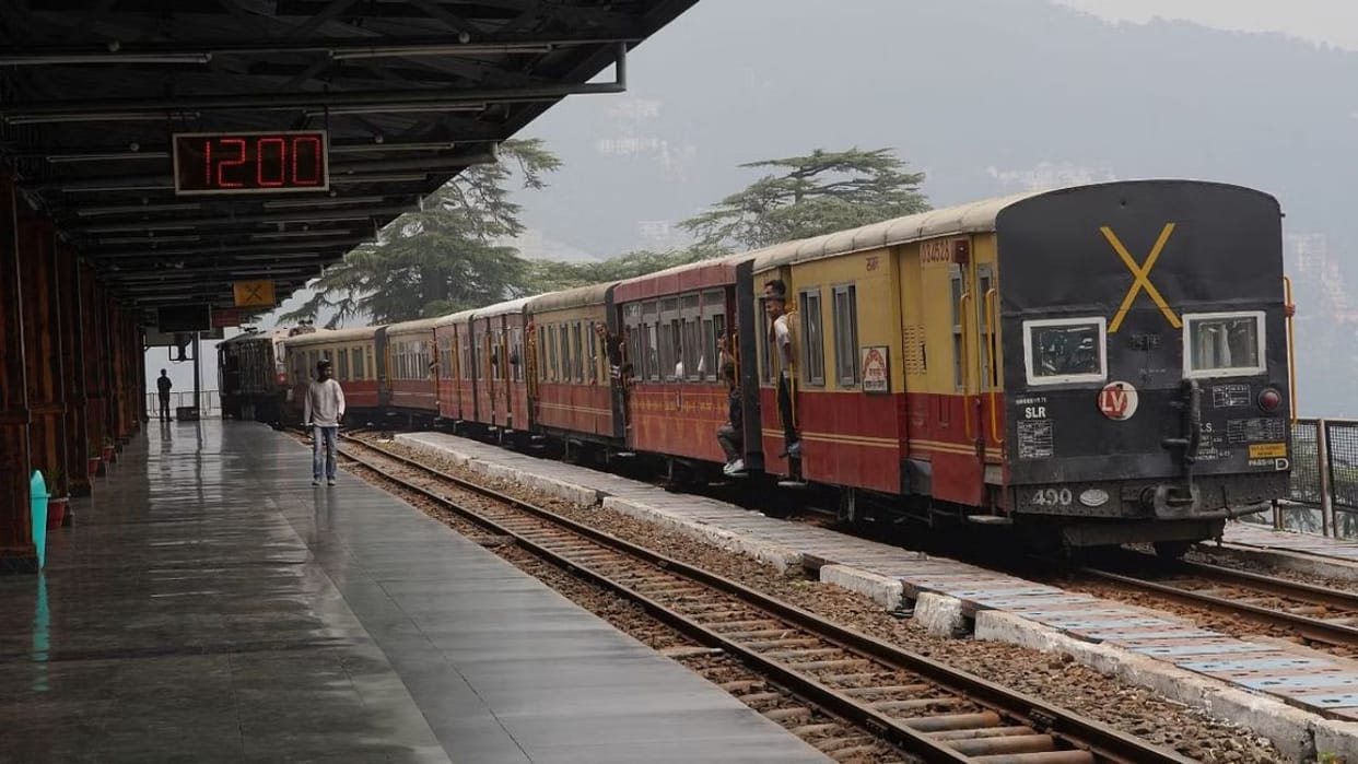 Fog In Himachal Fog affects Shimla three trains left Kalka station four hours late