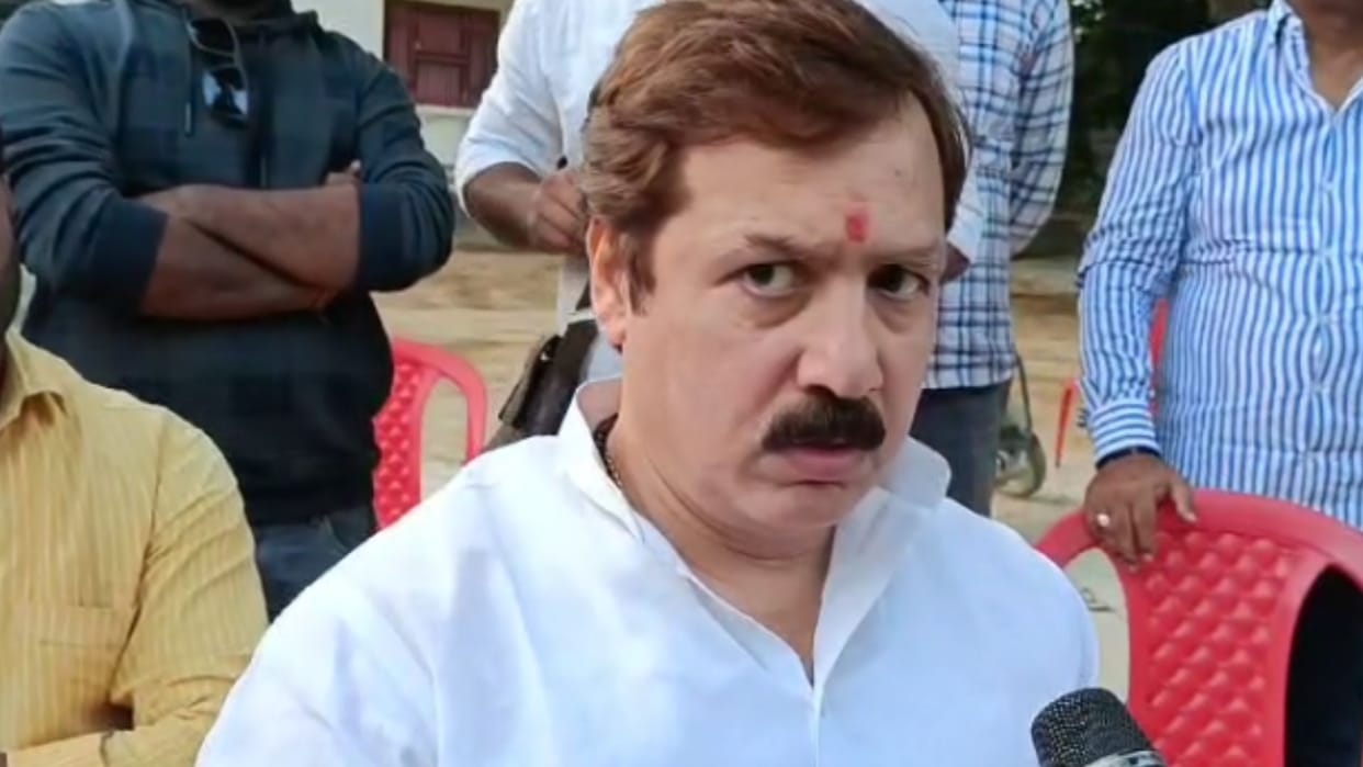 Former MP Dhananjay Singh gave one lakh financial aid to family of player Anurag Yadav