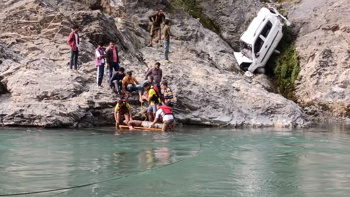 Vikasnagar Accident injured  Girl dies in  Dehradun hospital father condition is also critical
