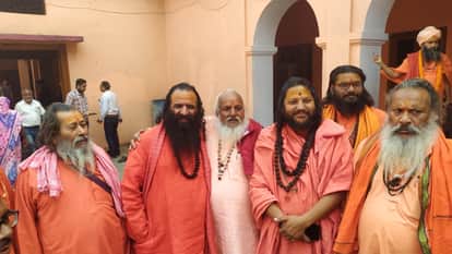 अखाड़ा परिषद की बैठक में मौजूद अध्यक्ष रवींद्र पुरी व अन्य संत।