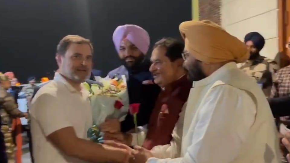 Rahul Gandhi visit in amritsar bowed head in the golden temple