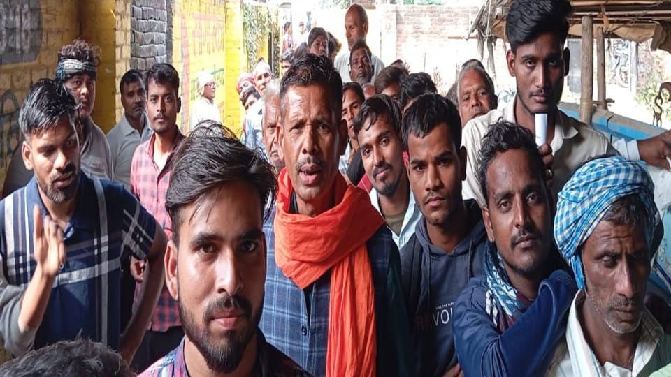 farmers are queuing up at centres for DAP In Amethi fertilizer is being provided on basis of Khatauni