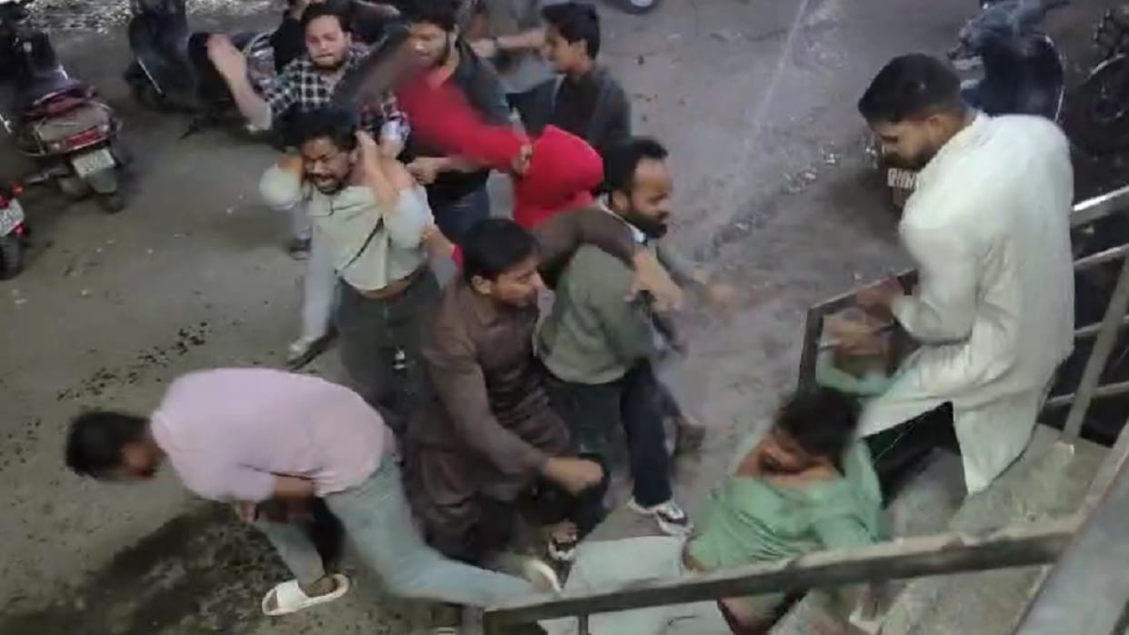 men vandalised cafe and beat up the owner over a dispute of Rs 200