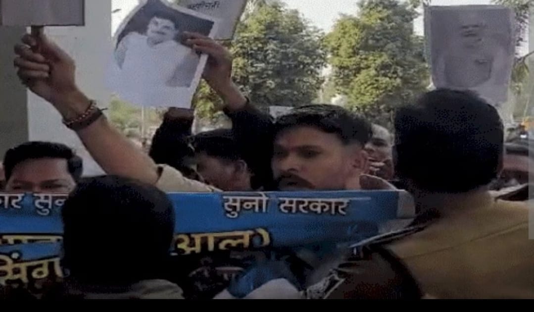 Uproar for housing in Bhopal: Women surrounded the corporation office with children, said - promises were made