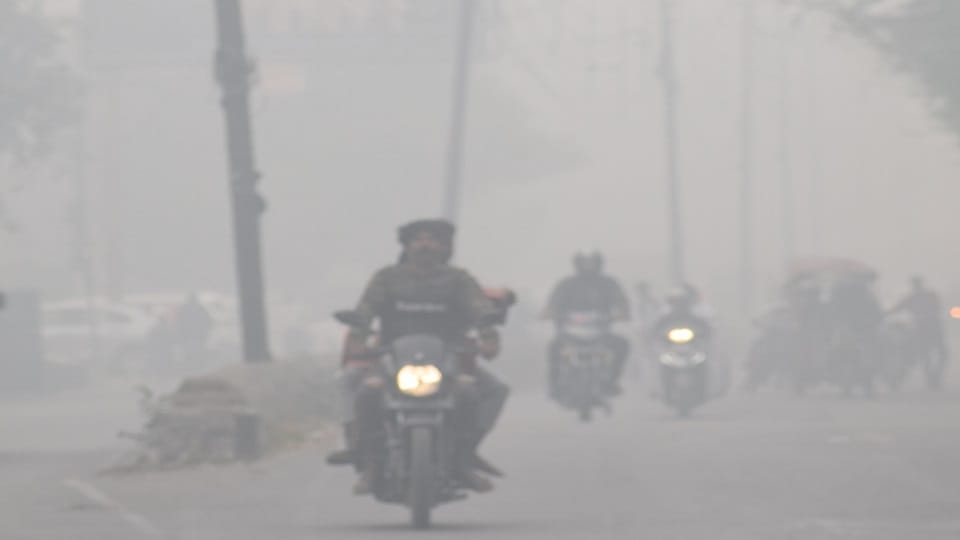 Meerut: Shadow of smog from morning till evening... Burning in eyes, suffocation, AQI reached 384
