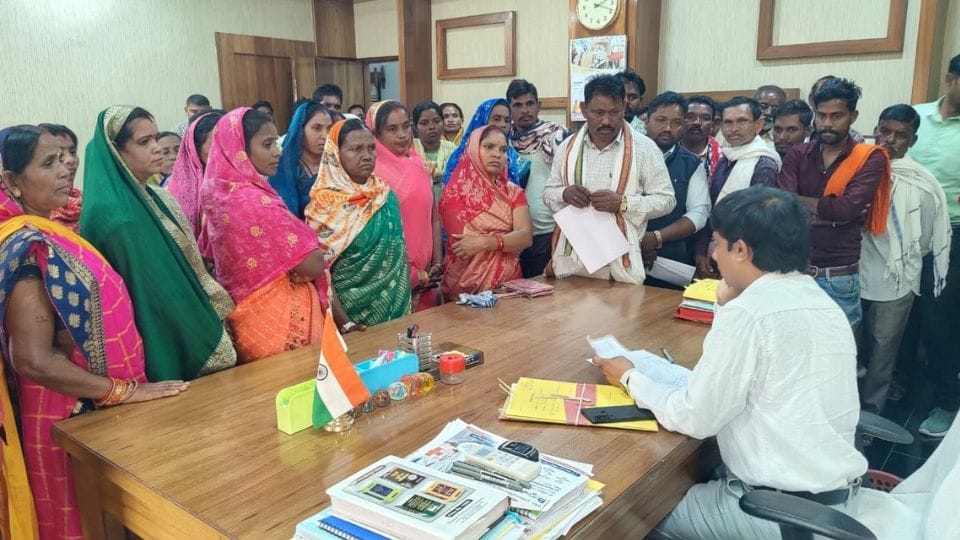 एसपी कार्यालय पहुंचे ग्रामीण