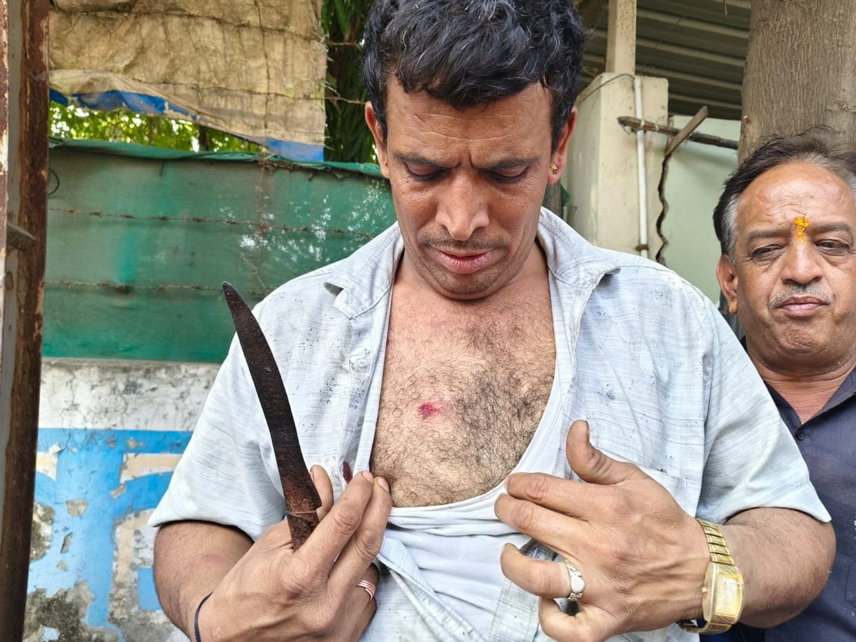 Indore: Pohewala caught a goon stealing a bike, the goon bit the policemen and ran away from the police vehicl
