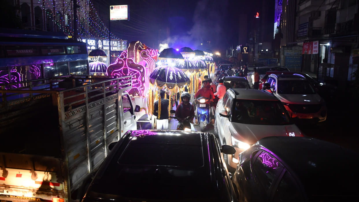 In Gorakhpur, pollution is increasing due to wedding procession, loud sound of DJ, people getting worried.