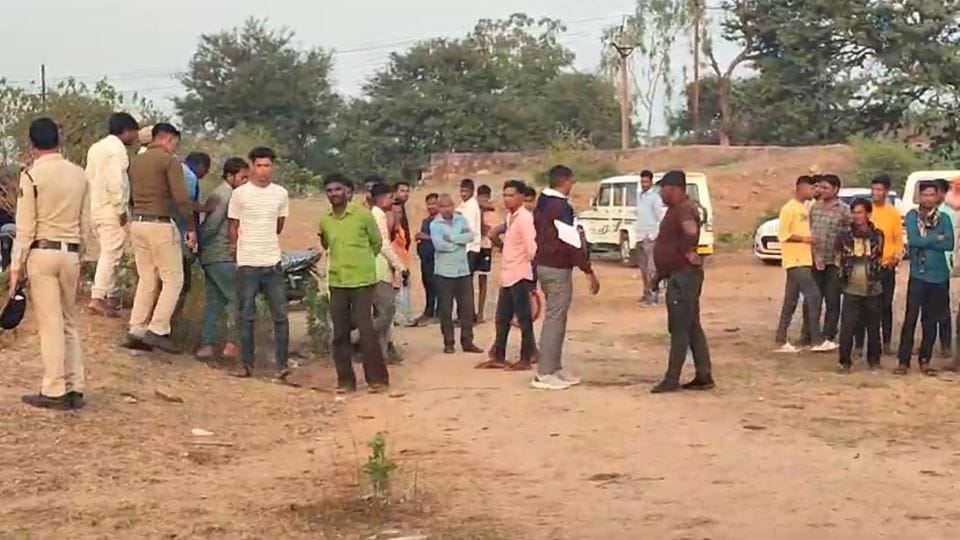 घटनास्थल पर मौजूद पुलिस व अन्य लोग