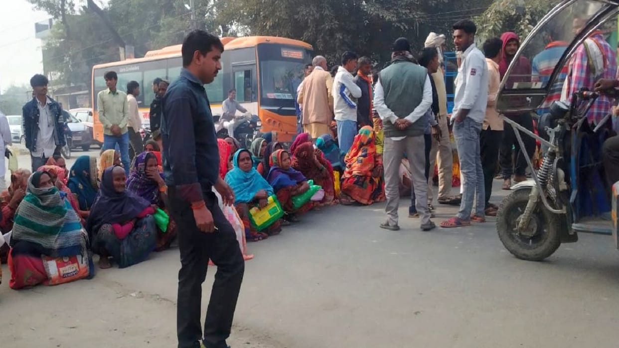 women blocked the highway when did not get lentil and mustard seeds in shahjahanpur