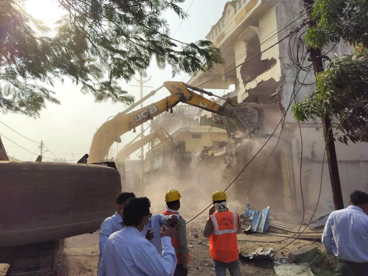 Fifty houses which became a hindrance in widening the Nandbagh road by 100 feet were demolished.