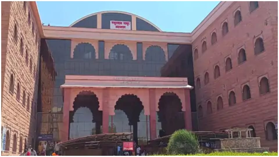 अस्पताल में आग लगने से हादसा।