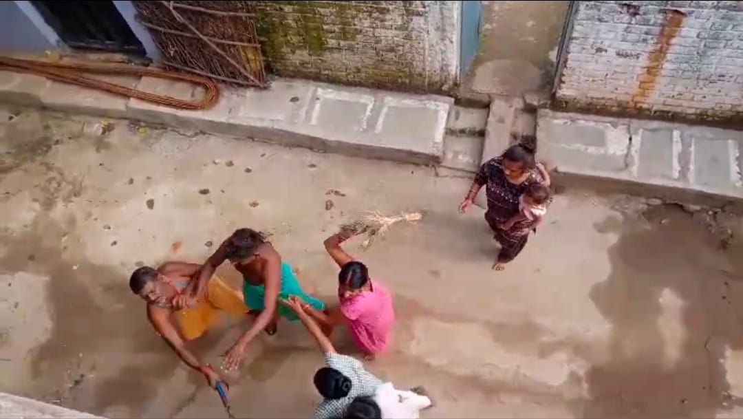 MP News: Bloodthirsty neighbors attacked with sticks and sticks, when the video of the fight went viral