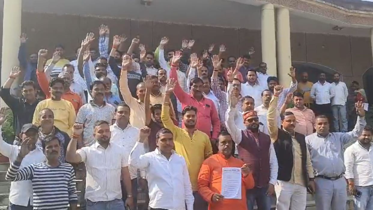 Truck owners protest at the Collectorate, protest against banning seven-year-old vehicles from transporting co
