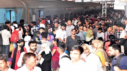 रेलवे स्टेशन पर ट्रेन में चढ़ने को लेकर लगी यात्रियों की भीड़
