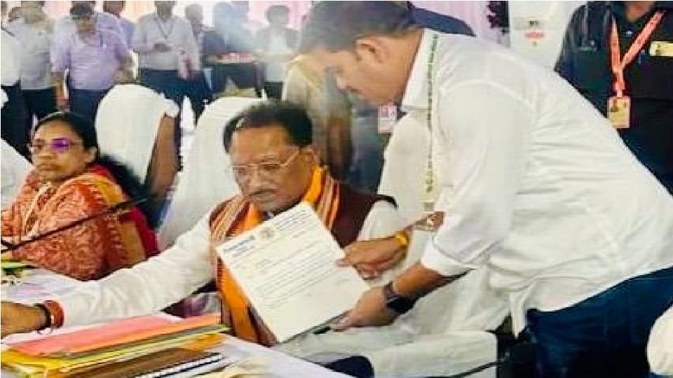 Bijapur MLA gave memorandum to CM demanding to give priority to locals in recruitment