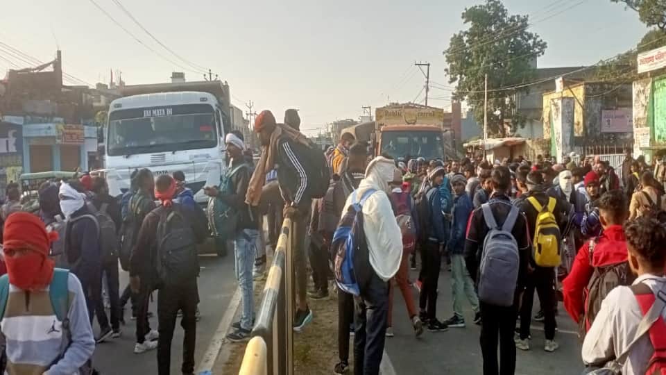 Uttarakhand News Huge Crowd of youth from UP reached Pithoragarh for army recruitment buses packed