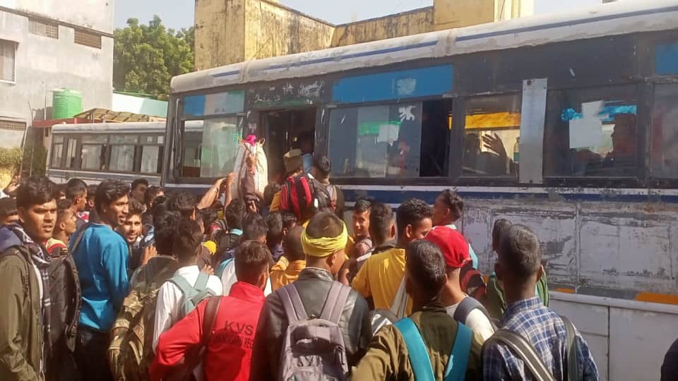 Uttarakhand News Huge Crowd of youth from UP reached Pithoragarh for army recruitment buses packed