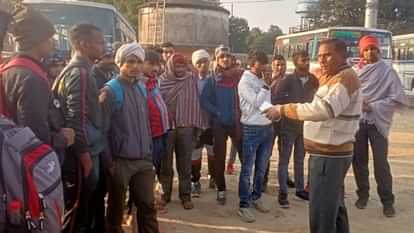 PHOTOS: पिथौरागढ़ में सेना भर्ती के लिए यूपी से पहुंची युवाओं की भीड़, खचाखच भरी बसें, कई पैदल ही निकले Uttarakhand News Huge Crowd of youth from UP reached Pithoragarh for army recruitment buses packed