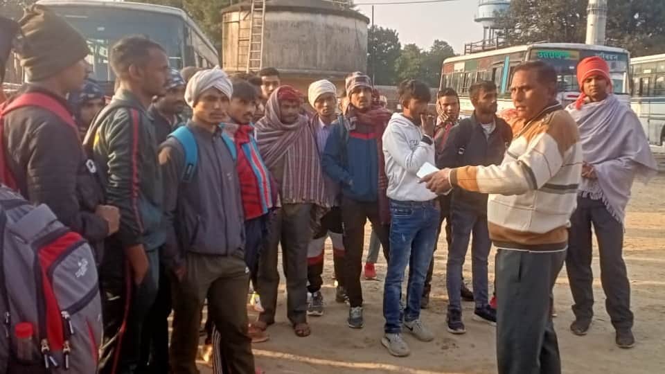 Uttarakhand News Huge Crowd of youth from UP reached Pithoragarh for army recruitment buses packed